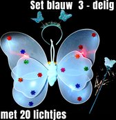 Allernieuwste.nl® 3 pièces SET Ailes de Papillon Lumineuses avec 20 Lumières Colorées - Ailes de Papillon + Diadème + Baguette Magique pour Filles- 35 x 48 cm Blauw