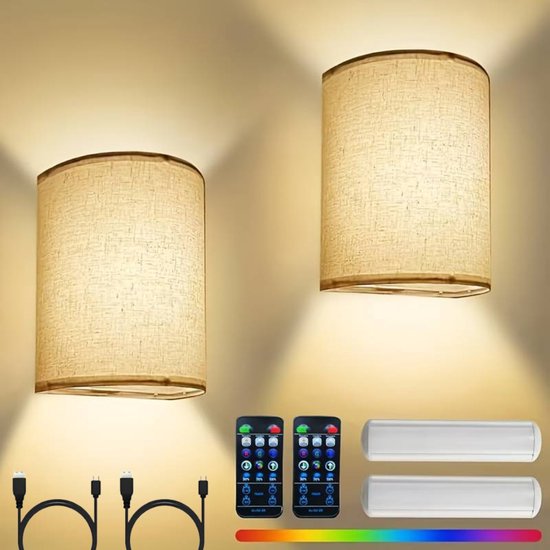 Twee beige wandlampen met linnenlook kap, opgeladen via USB. Inclusief afstandsbedieningen en twee extra lampen.