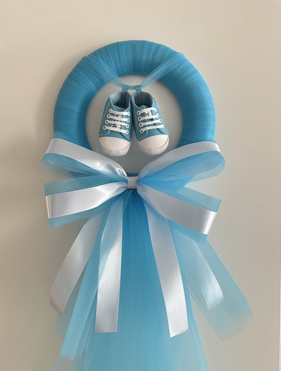 Blauwe krans met babyblauwe schoentjes, witte en blauwe linten en tule.