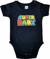 Zwarte romper met "Super baby" - 6 maanden - babyshower, zwanger, cadeautje, kraamcadeau, grappig, geschenk, baby, tekst, bodieke, gamen