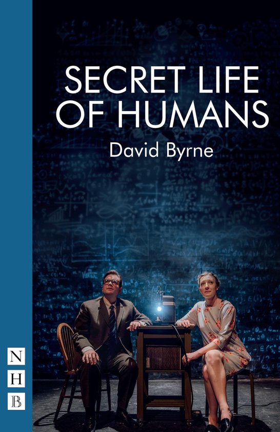 Boekomslag Secret Life of Humans van David Byrne met een man en vrouw bij een projector tegen een wiskundig schoolbord.