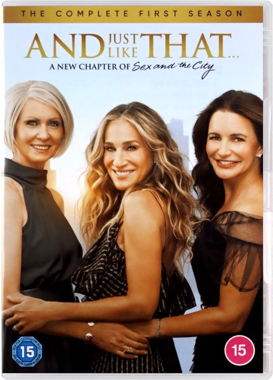 And Just Like That...: The Complete First Season DVD. Cynthia Nixon, Sarah Jessica Parker en Kristin Davis glimlachen naar de camera. Goudkleurig "And Just Like That..." logo boven hen.