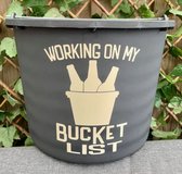 Cadeau emmer - Kleur opdruk: TAUPE - Working on my bucket list - 12 liter - Kado - Emmer - WIT - Tuin - Huis - Nieuw huis - Verhuis - Verhuizen - Verhuisd - Verhuist - Verhuisden - Vrienden - Familie - Man - Papa - Vader - Opa - Buurman - Bier - Beer