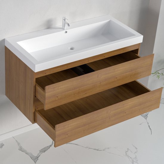 Houten badmeubel met twee open lades en een witte wastafel met kraan.
