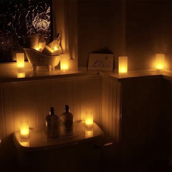 Badkamer sfeervol verlicht met led waxinelichtjes en een decoratief bord 'Le Bain'.