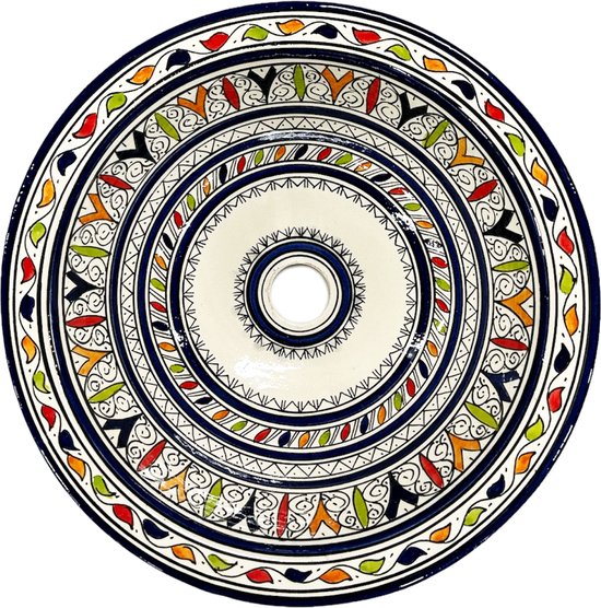 Ronde, handbeschilderde aardewerken waskom met een gedetailleerd, geometrisch patroon in blauw, oranje, groen en rood op een witte achtergrond.