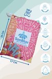 Kleurrijke reishanddoek opgevouwen in een trekkoordtas met mandala print. Afmetingen 25x17cm. Tekst: 'Made of 20 plastic bottles'.
