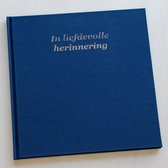 Condoleance boek / condoleanceregister – Met gouden tekst ' In liefdevolle herinnering' op het luxe blauw linnen omslag - Met register en ruimte voor een persoonlijke boodschap
