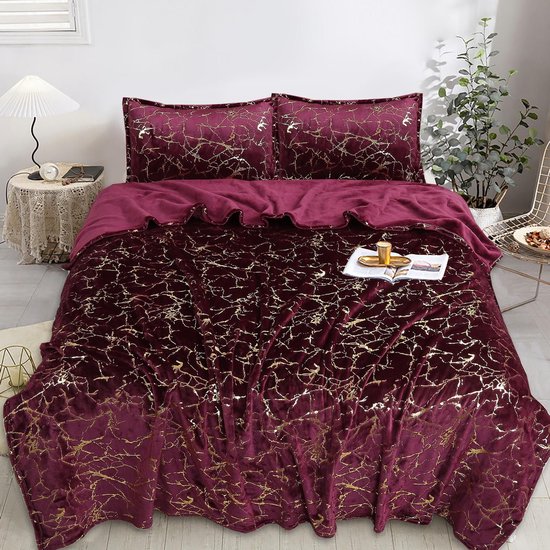 Bedsprei en kussenslopen met een rood fluwelen basis en een gouden marmeren patroon. De set bevat een bedsprei van 200x230 cm en twee kussenslopen van 50x70 cm.