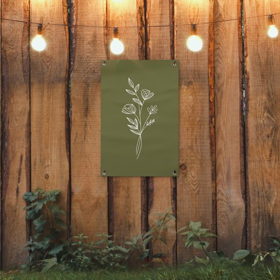 Groene tuinposter met witte lijntekening van bloemen op een houten schutting.