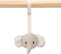 Lichtbruine gebreide olifant knuffel met witte oren, hangend aan een houten stok.