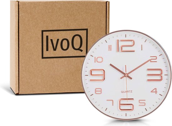 IvoQ Stijlvolle Wandklok - Elegante Witte Quartz Klok met Koperkleurige Accenten - Ideaal voor Elk Modern Interieur