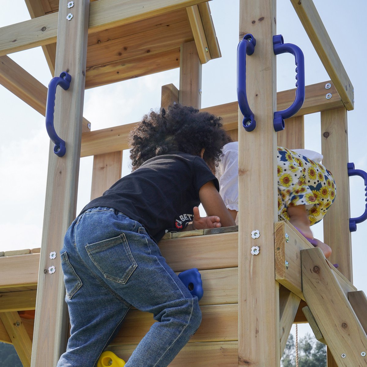 AXI Moos Speeltoestel met Dubbele Schommel en Touwladder Bruin – Witte Glijbaan – Zandbak en Klimwand – Telescoop en Stuur - FSC hout - Speelhuis op palen voor de tuin — afbeelding 5