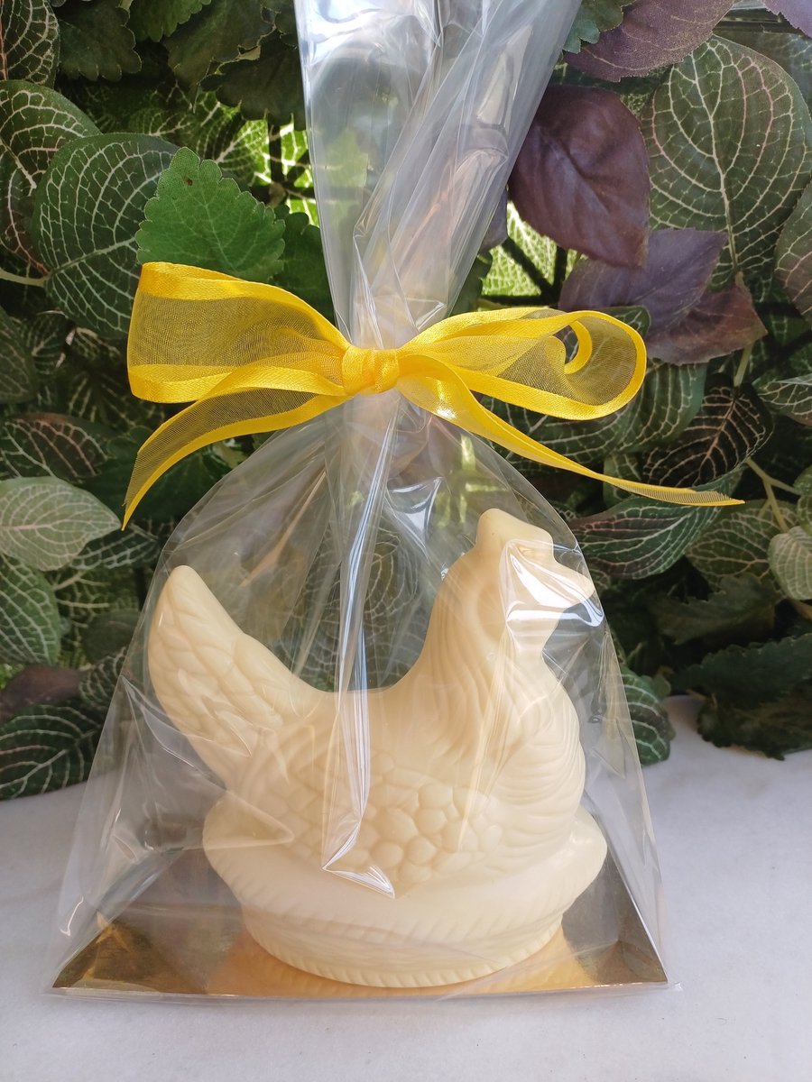 Mooie chocoladefiguur Paaskip op nest in witte chocolade 120g 12.5cmHx13cmB in geschenkverpakking - OSTA