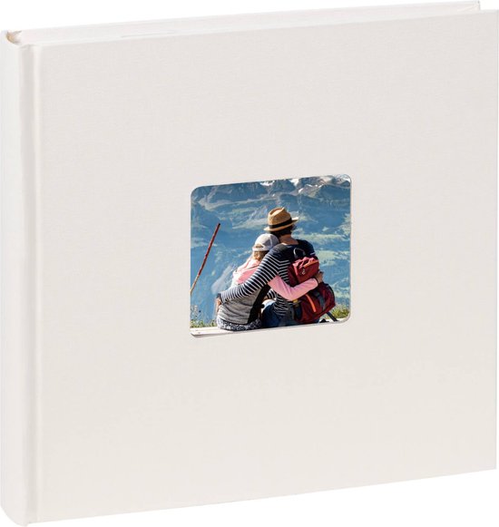Crème wit fotoalbum met een vierkant venster met een stel dat op een bergtop zit.