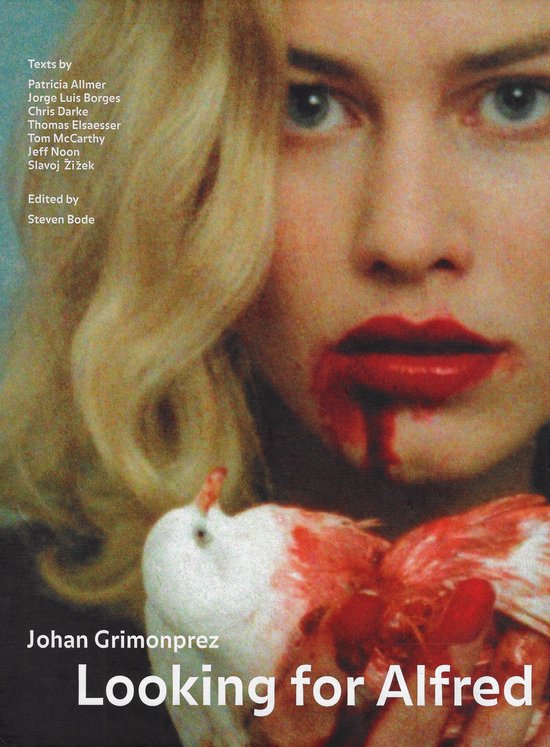 Close-up van een vrouw met blond haar en rode lippen, bloed druipt langs haar mond. Ze houdt een witte duif vast, besmeurd met bloed. Titel: Johan Grimmonprez, Looking for Alfred.