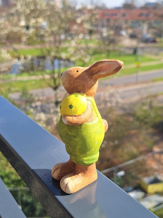 Houten paashaasdecoratie om op te hangen PASEN in de lente