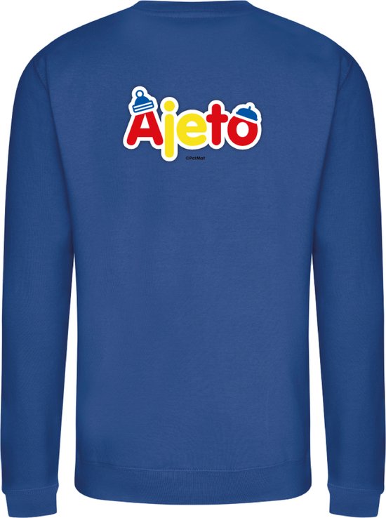 Korenbloesem blauwe trui met een ronde hals en de tekst 'Ajeto!' in rode, witte en gele letters op de rug.
