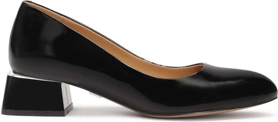 Lacquered pumps with low wide heel