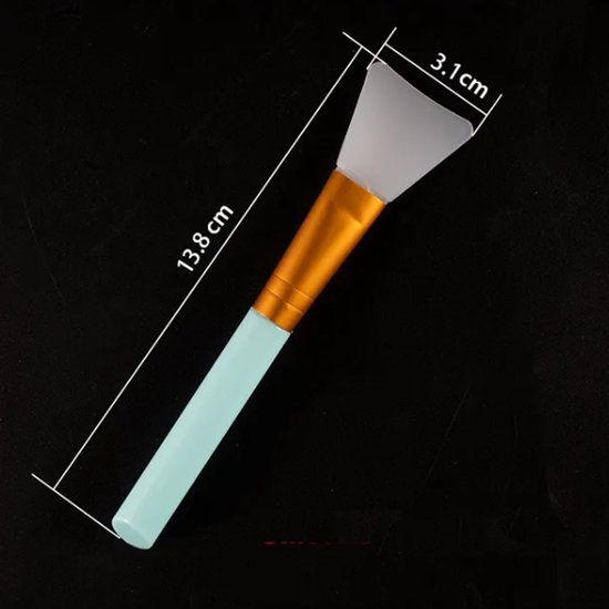 Spatule bleu clair avec manche orange, 13,8 cm de long et une tête de 3,1 cm de large.