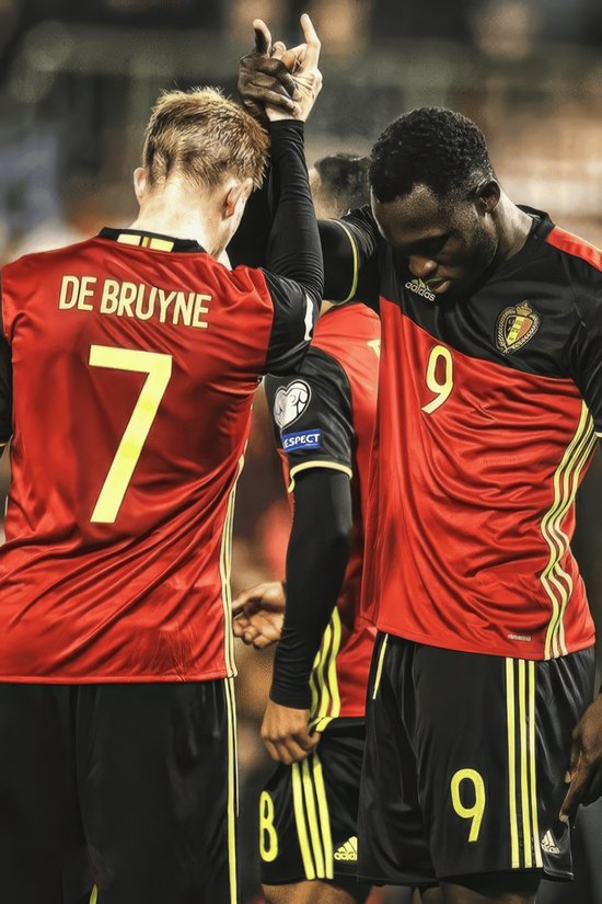 Voetballers De Bruyne (7) en Lukaku (9) in rood-zwarte shirts, armen omhoog.
