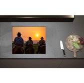 Inductieplaat Beschermer - Achteraanzicht van Drie Cowboys op Paarden tijdens Felle Zonsondergang - 60x50 cm - 2 mm Dik - Inductie Beschermer - Bescherming Inductiekookplaat - Kookplaat Beschermer van Zwart Vinyl