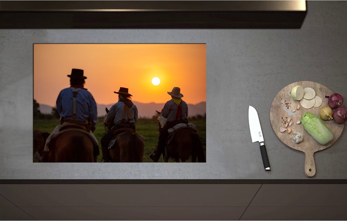 Inductieplaat Beschermer - Achteraanzicht van Drie Cowboys op Paarden tijdens Felle Zonsondergang - 75x52 cm - 2 mm Dik - Inductie Beschermer - Bescherming Inductiekookplaat - Kookplaat Beschermer van Wit Vinyl