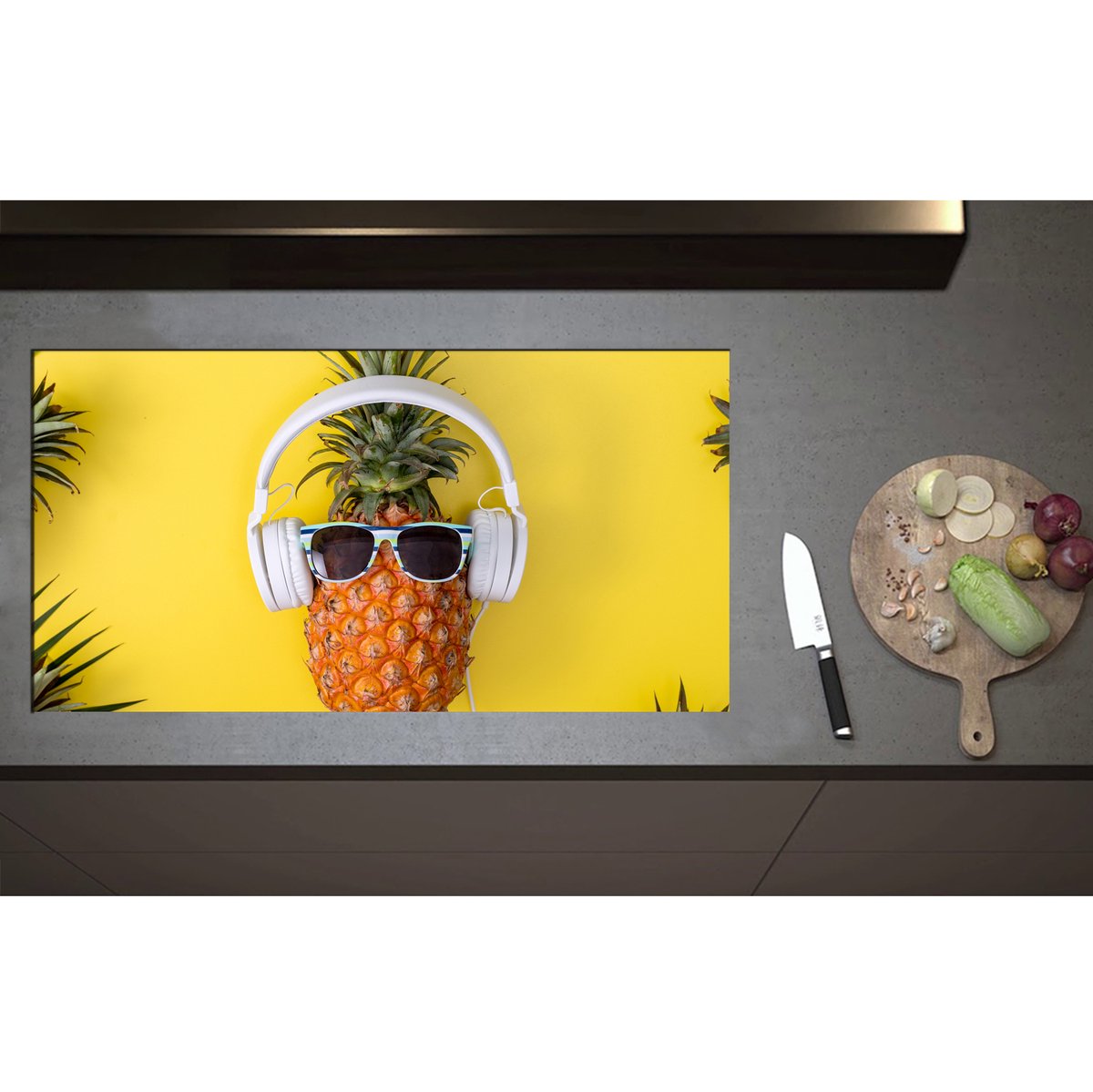 Inductieplaat Beschermer - Ananas met Witte Headset op Felgele Achtergrond - 95x50 cm - 2 mm Dik - Inductie Beschermer - Bescherming Inductiekookplaat - Kookplaat Beschermer van Zwart Vinyl