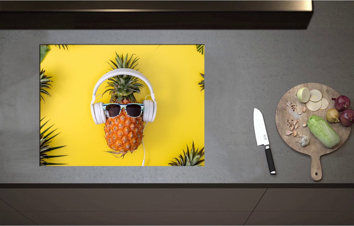 Inductieplaat Beschermer - Ananas met Witte Headset op Felgele Achtergrond - 70x52 cm - 2 mm Dik - Inductie Beschermer - Bescherming Inductiekookplaat - Kookplaat Beschermer van Wit Vinyl