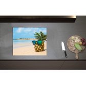 Inductieplaat Beschermer - Ananas met Zonnebril Chillend op het Strand - 59x50 cm - 2 mm Dik - Inductie Beschermer - Bescherming Inductiekookplaat - Kookplaat Beschermer van Wit Vinyl