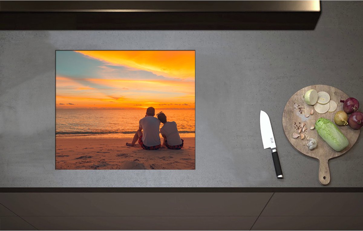 Inductieplaat Beschermer - Achteraanzicht van Verliefd Koppel op het Strand tijdens de Avondzon - 58x50 cm - 2 mm Dik - Inductie Beschermer - Bescherming Inductiekookplaat - Kookplaat Beschermer van Wit Vinyl