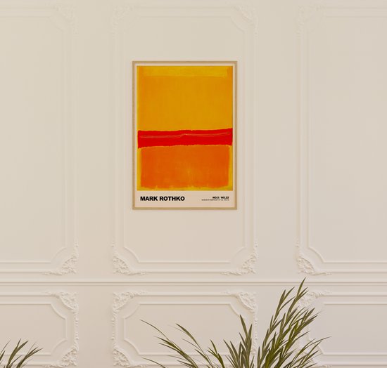 Mark Rothko poster hangend aan een muur in een stijlvolle woonkamer.
