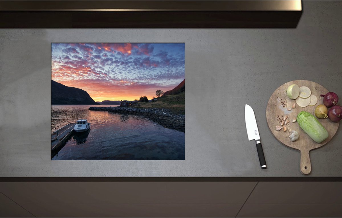 Inductieplaat Beschermer - Aangemeerd Wit Vissersbootje bij Bergen in Noorwegen Vroeg op de Avond - 59x52 cm - 2 mm Dik - Inductie Beschermer - Bescherming Inductiekookplaat - Kookplaat Beschermer van Wit Vinyl