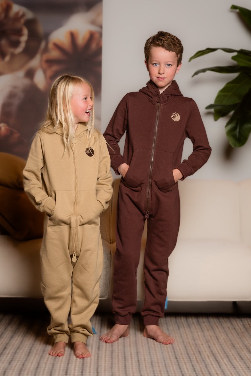 Knuffle Jogging Onesie voor Kinderen | Linda: "De allerbeste Onesie ooit gemaakt, geeft ieder kind een heerlijk ontspannen gevoel!" | Knuffle is eigentijds Nederlands merk | Handgemaakt in Portugal | Loungewear | Dit is kleur Bruin - maat 134/140