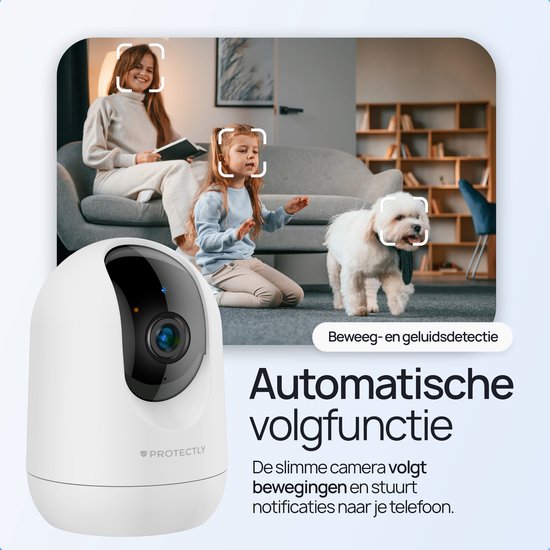 Witte camera volgt beweging en geluidsdetectie. Moeder en kind met hond in woonkamer.