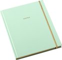 Lichtgroen notitieboek met de tekst 'NOTES' in goudfolie en een gouden elastische band, schuin van bovenaf.