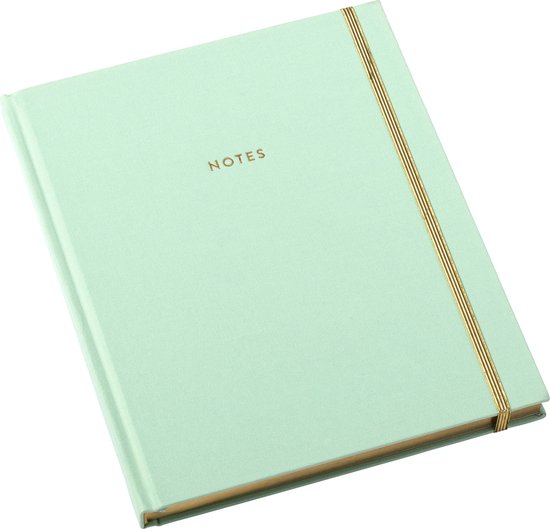 Lichtgroen notitieboek met de tekst 'NOTES' in goudfolie en een gouden elastische band, schuin van bovenaf.