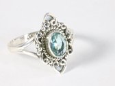 Bague en argent finement travaillée avec topaze bleue - taille 18