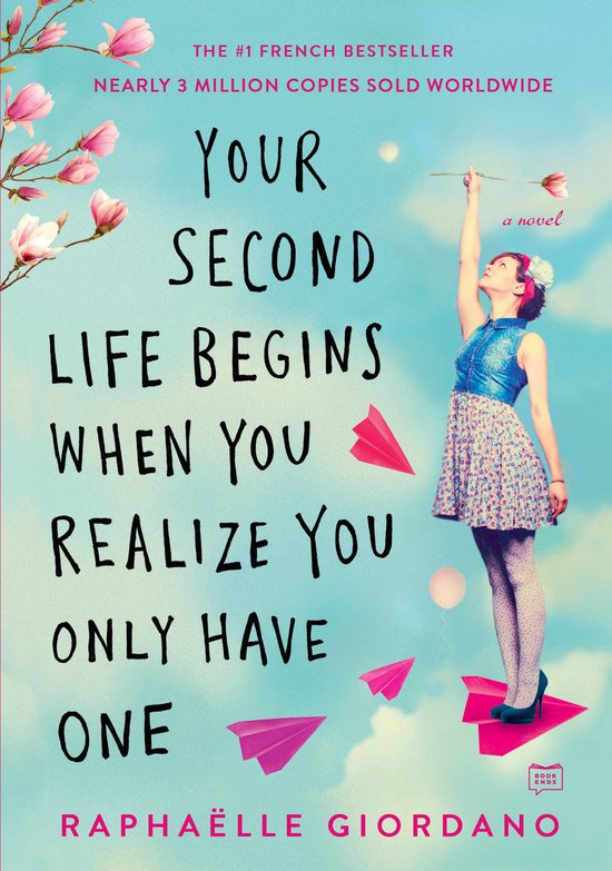 Couverture du livre 'Your Second Life Begins When You Realize You Only Have One' avec une jeune femme en tenue pailletée tenant une branche sur fond de ciel bleu et de avions en papier roses.
