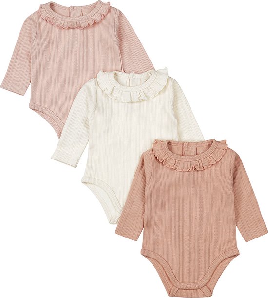 Trois barboteuses à manches longues dans les tons rose pâle, blanc cassé et rose. Elles sont en tissu côtelé et ont un col en dentelle.