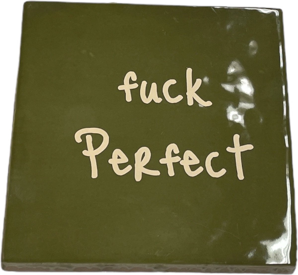 Hippe tegeltje met tekst: Fuck Perfect | Olijfgroen met beige | Gepersonaliseerde cadeau | Hippe Spreuktegel | Nieuwe woning cadeau | Housewarming cadeau