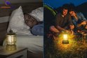 Lanterne sur une table de chevet à côté d'un homme endormi et près d'une tente avec un couple de campeurs.