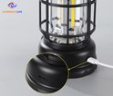 Gros plan de la lanterne de camping noire, port de chargement visible avec câble USB connecté.