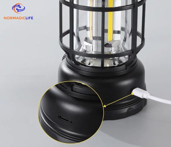 Gros plan de la lanterne de camping noire, port de chargement visible avec câble USB connecté.