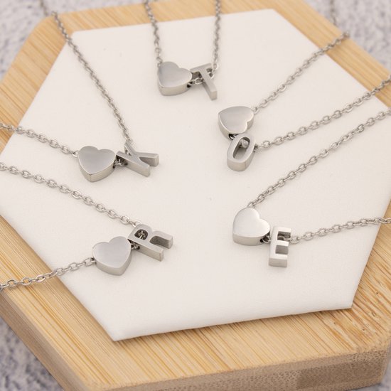 Six colliers argentés avec cœurs et lettres : T, K, R, E, O, A, B, C.