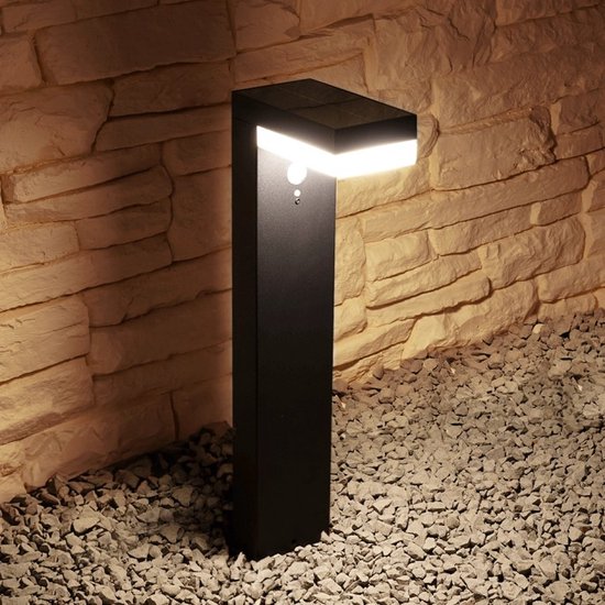 Solar tuinverlichting - LED staande lamp Oslo - Buitenlamp met sensor - Tuinverlichting met sensor - Rechthoek - 6W - 2700K - 600 Lumen - Zwart - Verlicht het hele jaar door