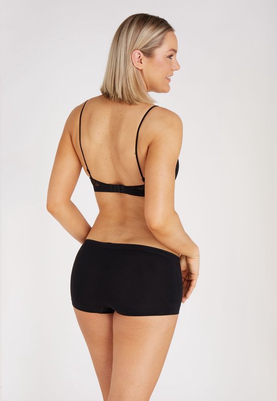 Achterkant van een vrouw die een zwarte short draagt.