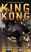 King Kong met een vrouw in zijn hand, tegen een gebouw in de nacht. "King Kong" staat groot boven de afbeelding.
