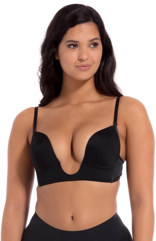 Zwarte MAGIC Bodyfashion V-beha met diepe V-hals, gedragen door een vrouw.
