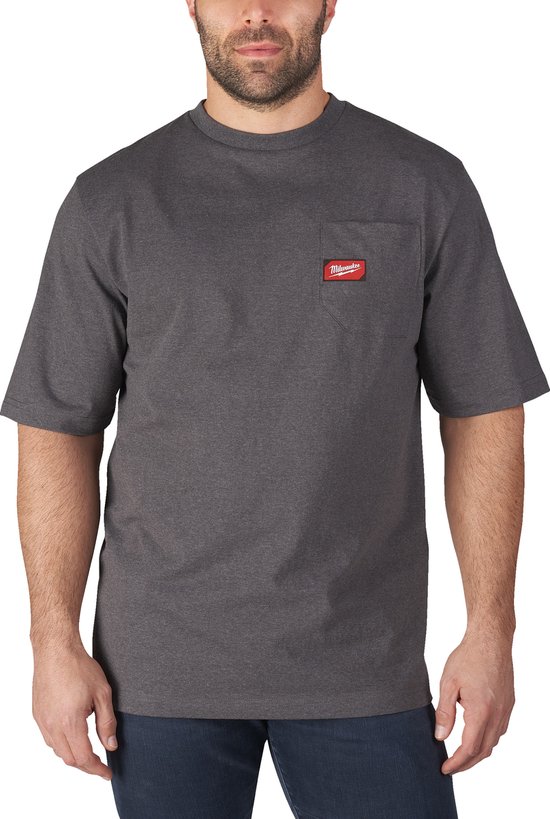 Model draagt een antracietgrijs werkshirt met korte mouwen en een borstzak met rood Milwaukee-logo.